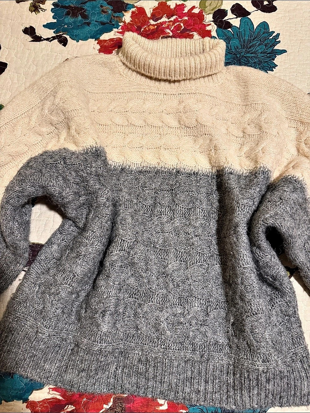 VERO MODA Color Block Turtleneck Sweater in Gray & Cream Like New small